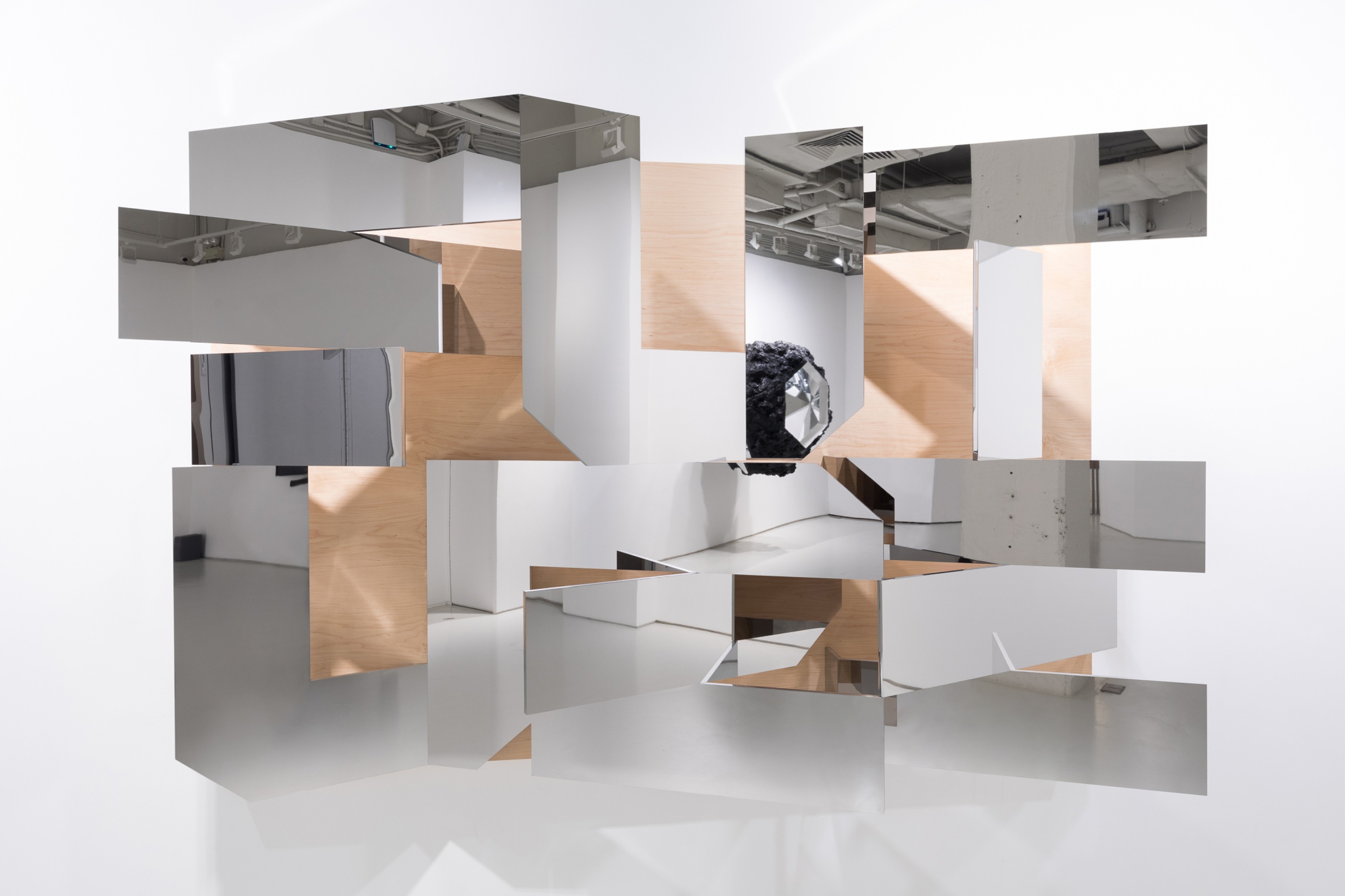 ダグ・エイケン Extended to June 2024 – Doug Aitken: Return to the Real at