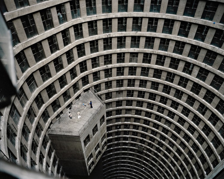 アート・デザイン・音楽 Mikhael Subotzky & Patrick Waterhouse Mikhael Subotzky and Patrick Waterhouse | Ponte City