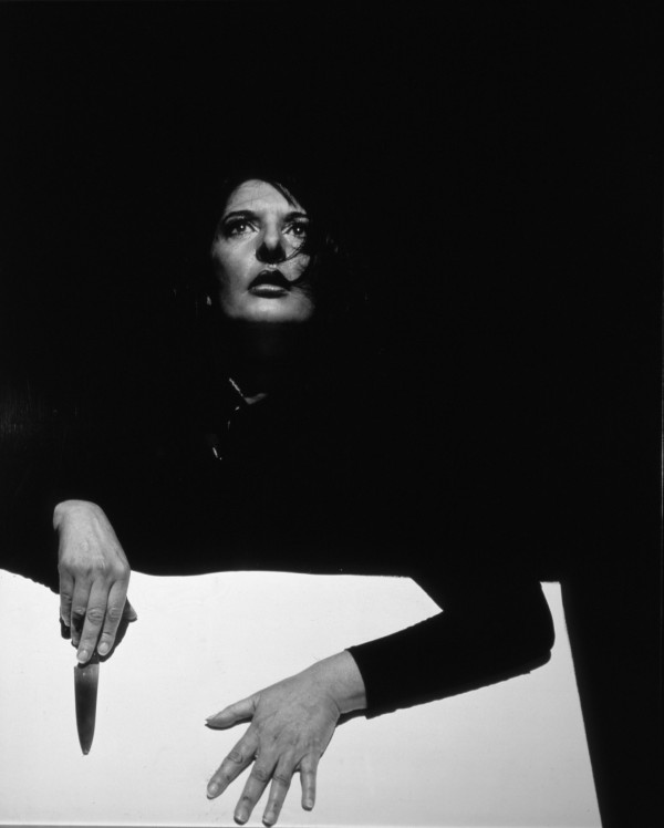 アート・デザイン・音楽 Marina Abramovic The Artist Body rhythm0 Marina Abramovic 'Rhythm 0/ Seven easy pieces',1974. I